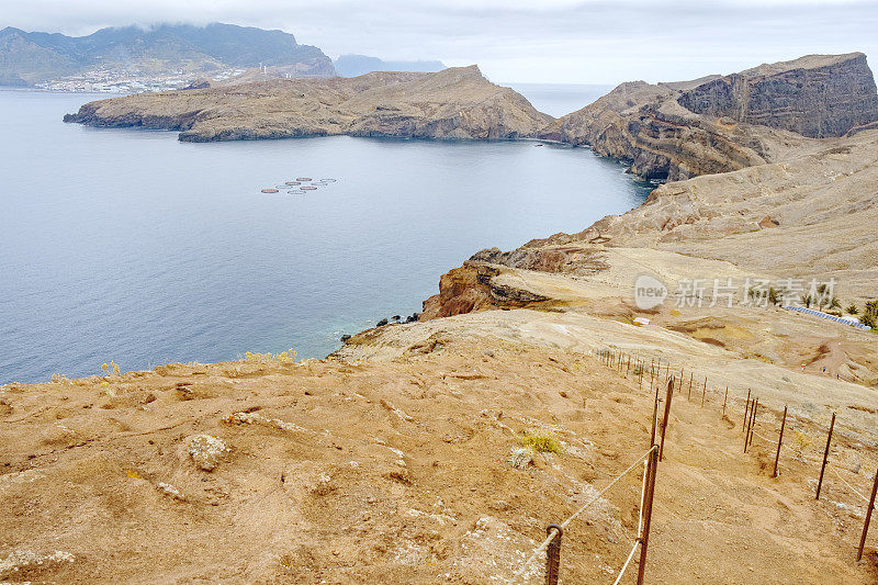 路径下蓬塔do Furado在蓬塔São Lourenço半岛景观马德拉岛在一个阴天的夏天